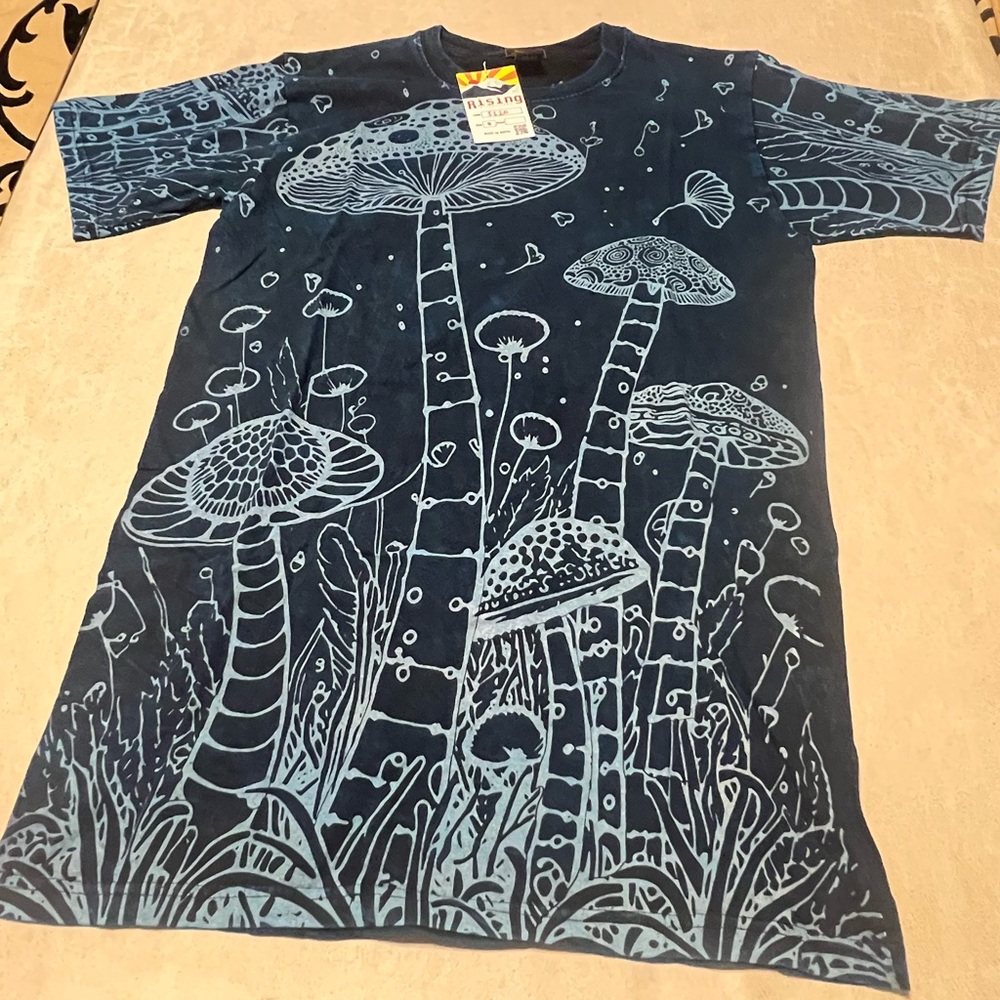 #8257. Rising International Blue Mushroom Short Sleeve Tee. Size S